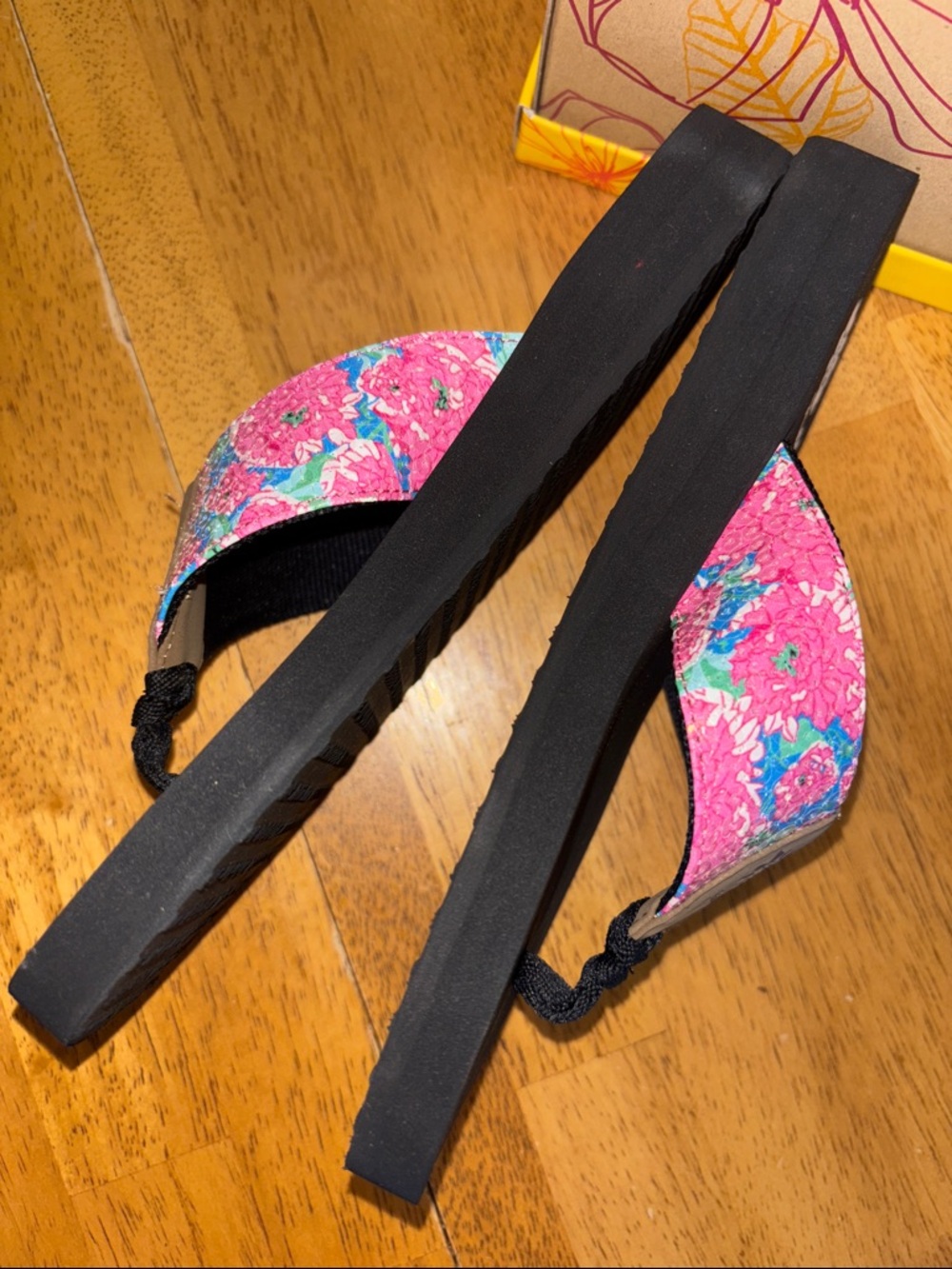 YELLOW BOX FLIP FLOPS KARIS PINK + BLUE FLORAL ~NIB - Picture 2 of 7